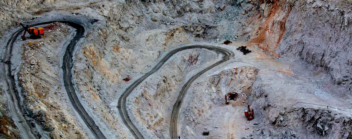 Excavación en una mina de tierras y minerales raros en Xinjiang, China