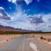 Carretera N12 cerca de la ciudad de El Mhamid en Marruecos en la frontera del desierto del Sahara. Magreb