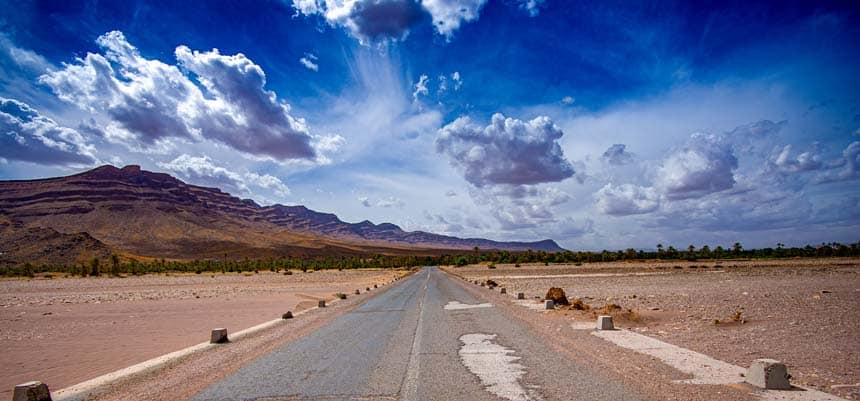 Carretera N12 cerca de la ciudad de El Mhamid en Marruecos en la frontera del desierto del Sahara. Magreb