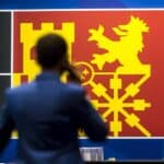 Antiterrorismo. Un hombre de espaldas habla por teléfono ante el cartel de la Cumbre de la OTAN en Madrid, 2022