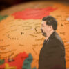 Desacoplamiento. Figura de Xi Jingping con un mapa de China al fondo