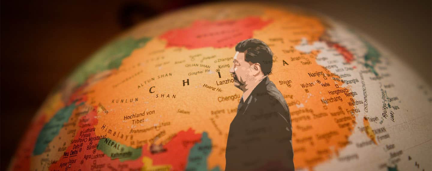 Desacoplamiento. Figura de Xi Jingping con un mapa de China al fondo