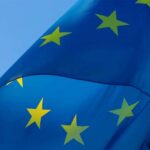 Bandera de la Unión Europea (UE) ondeando en un mástil