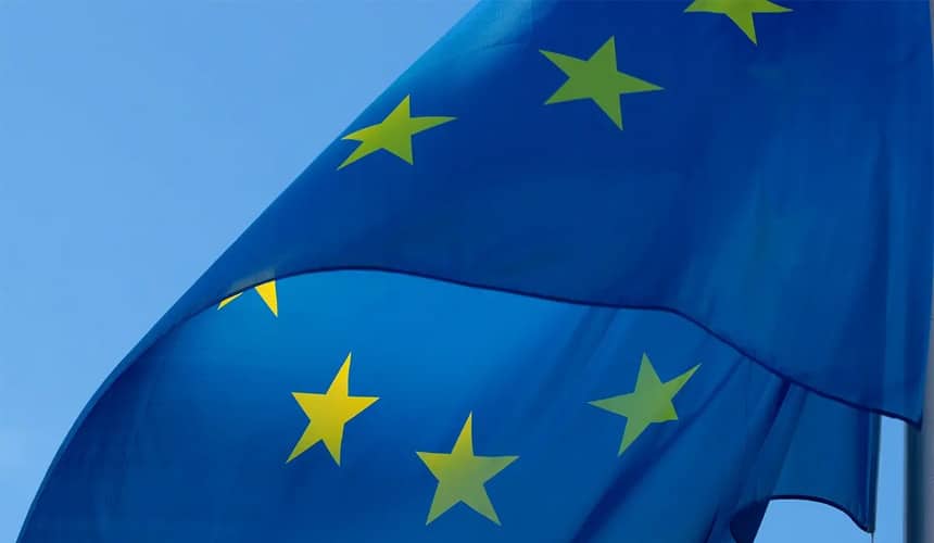 Bandera de la Unión Europea (UE) ondeando en un mástil