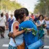 Una mujer con una rosa roja y un hombre se abrazan en la manifestación en Barcelona contra el terrorismo bajo el lema “No tenemos miedo, 26 de agosto de 2017