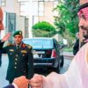 Joe Biden en su gira a Oriente Medio saluda a Mohamed bin Salmán en el Palacio Al-Salam (Arabia Saudí)