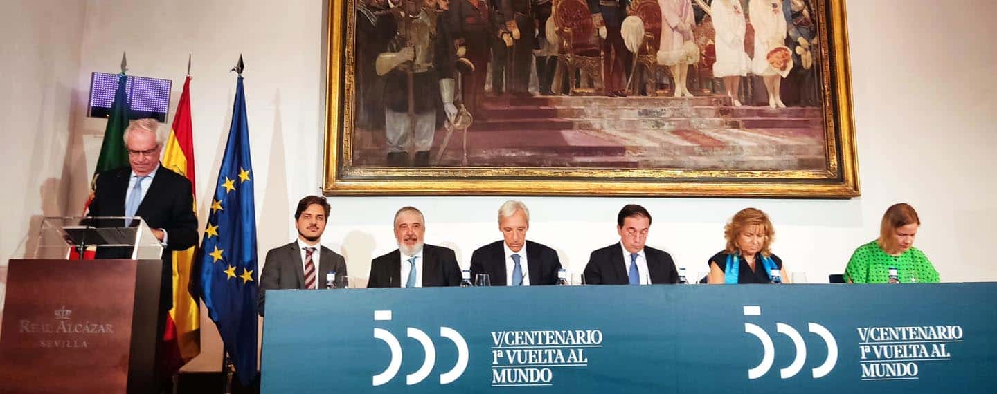 Participantes en la presentación del libro “España y Portugal en la globalización. 500 años de la primera circunnavegación” en el salón del Almirante del Real Alcázar en Sevilla