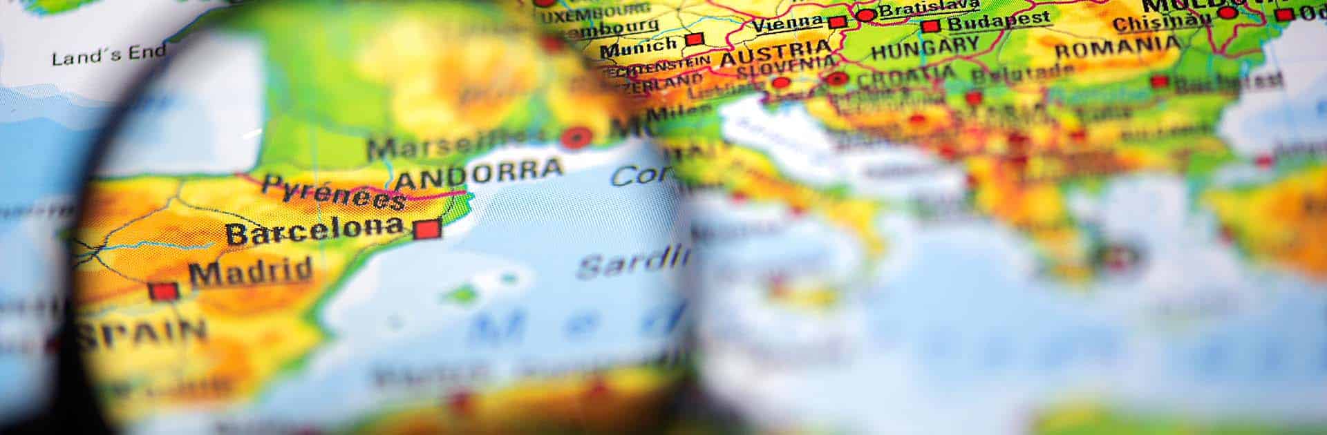 Presencia de España en la prensa internacional en 2021. Fragmento de primer plano de un mapa de Europa con enfoque selectivo aislado en España
