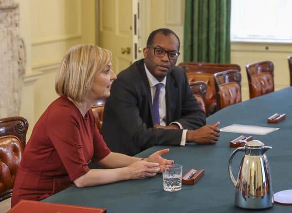 Liz Truss y Kwasi Kwarteng discuten el Plan de Crecimiento antes de una declaración fiscal ante la Cámara de los Comunes el 23 de septiembre
