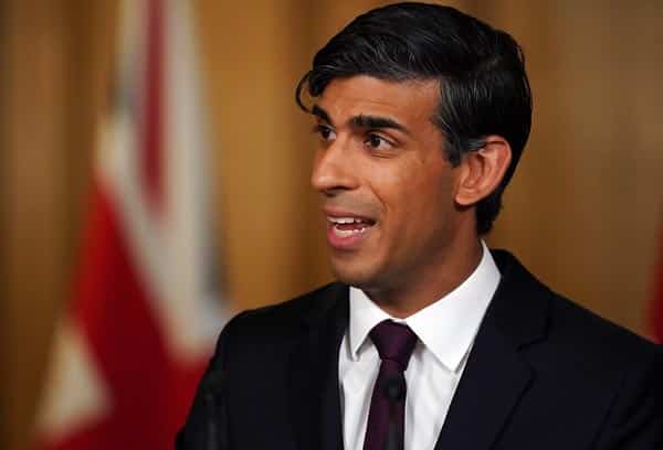 Rishi Sunak durante una rueda de prensa sobre el COVID-19 en 2020 en el número 10 de Downing Street