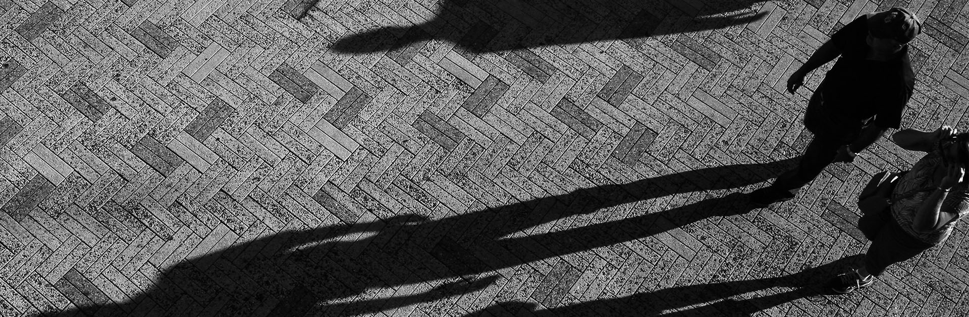 Hermandad Musulmana en España. Sombras de personas en la calle