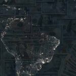 Implicaciones geopolíticas en la elección del BID. Vista espacial de Latinoamérica sobre fondo con dólares americanos