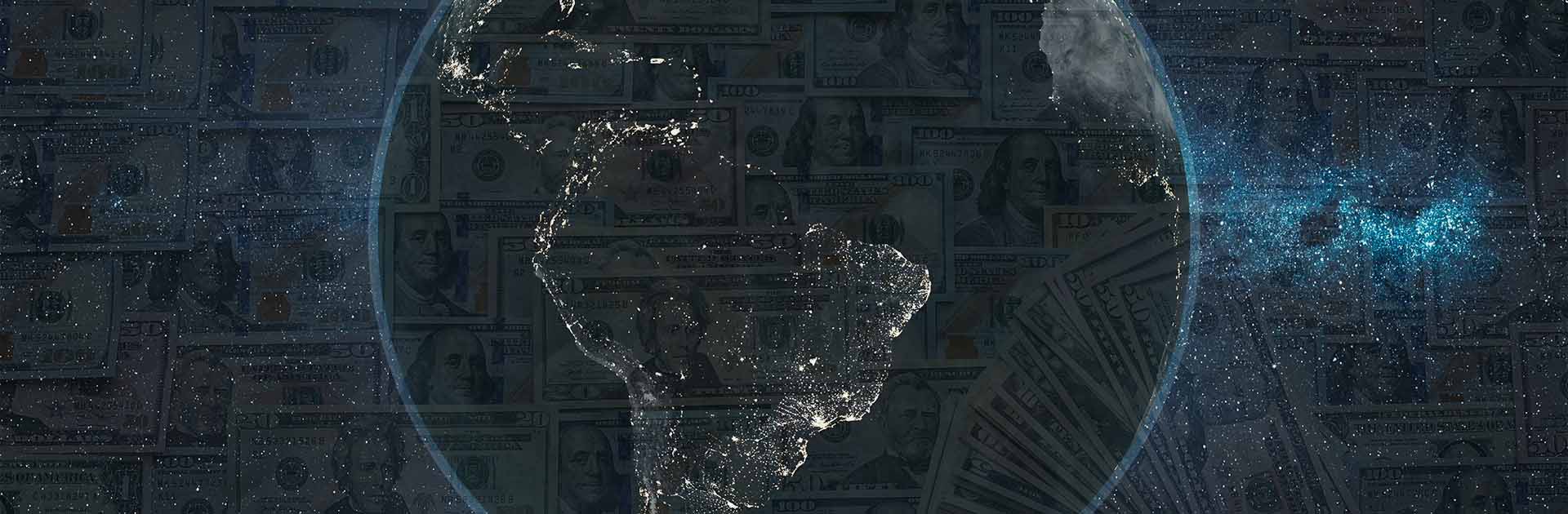 Implicaciones geopolíticas en la elección del BID. Vista espacial de Latinoamérica sobre fondo con dólares americanos