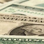 ¿Está América Latina preparada para otro “Momento Volcker”? Primer plano de los billetes en dólares