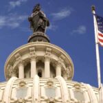 Midterm Elections 2022: ni un referéndum al presidente ni solo la economía. Cúpula del Capitolio con la bandera de los Estados Unidos
