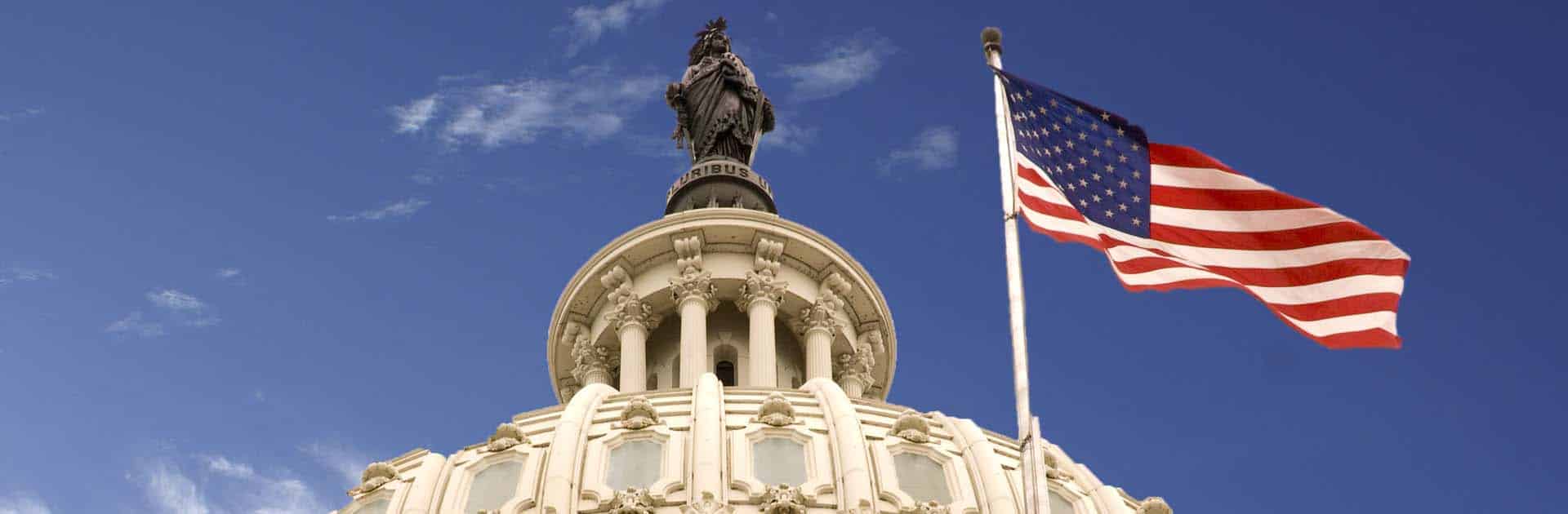 Midterm Elections 2022: ni un referéndum al presidente ni solo la economía. Cúpula del Capitolio con la bandera de los Estados Unidos