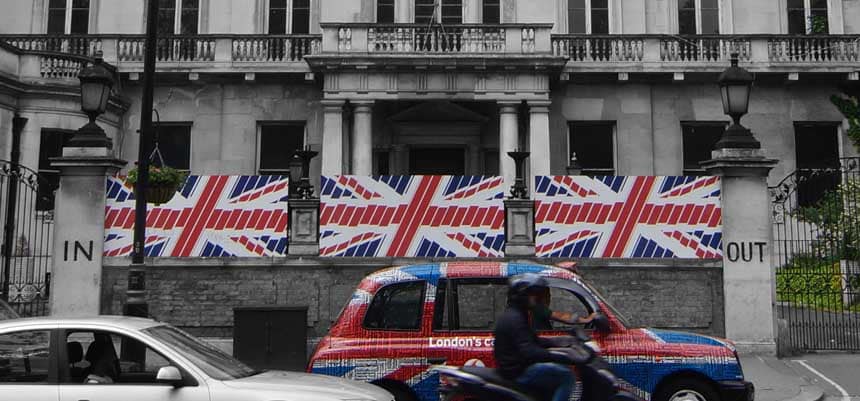 Banderas del Reino Unido en una calle de Londres