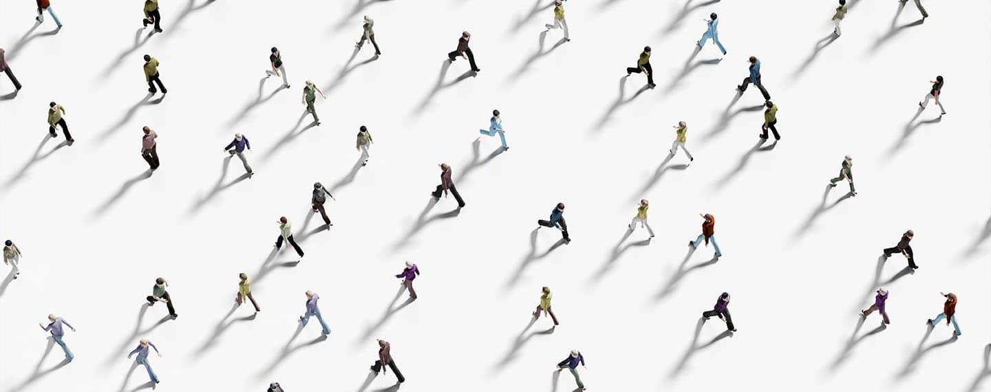 Ya somos 8.000 millones en el mundo. Vista superior de personas caminando