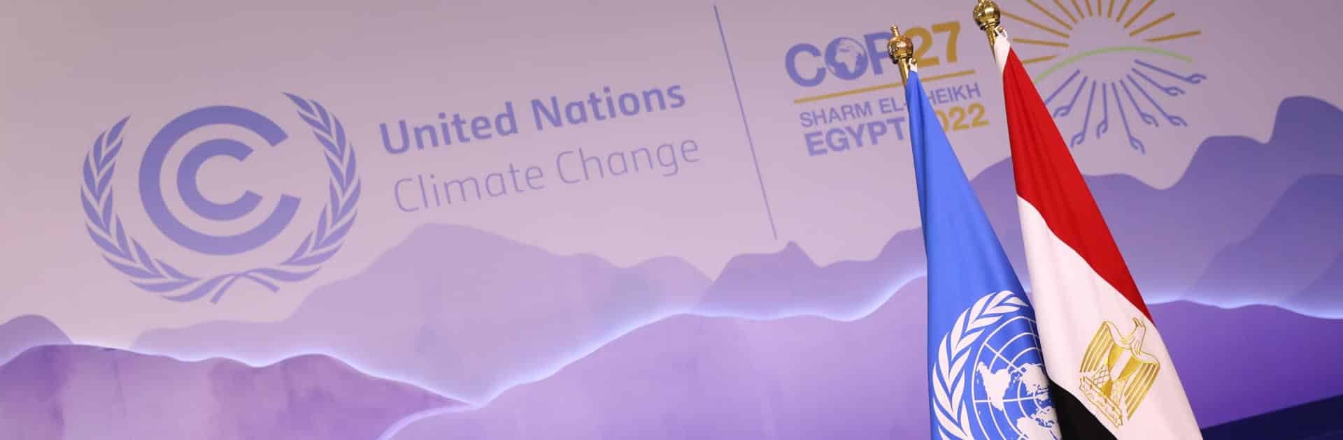 Imagen con los logos de la UNFCC y la COP27 en Sharm el Sheij con las banderas de la ONU y Egipto, país organizador de la COP