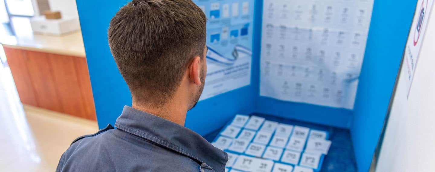 Votante en una cabina electoral en las XVII Elecciones legislativas en Israel del 1 de noviembre de 2022