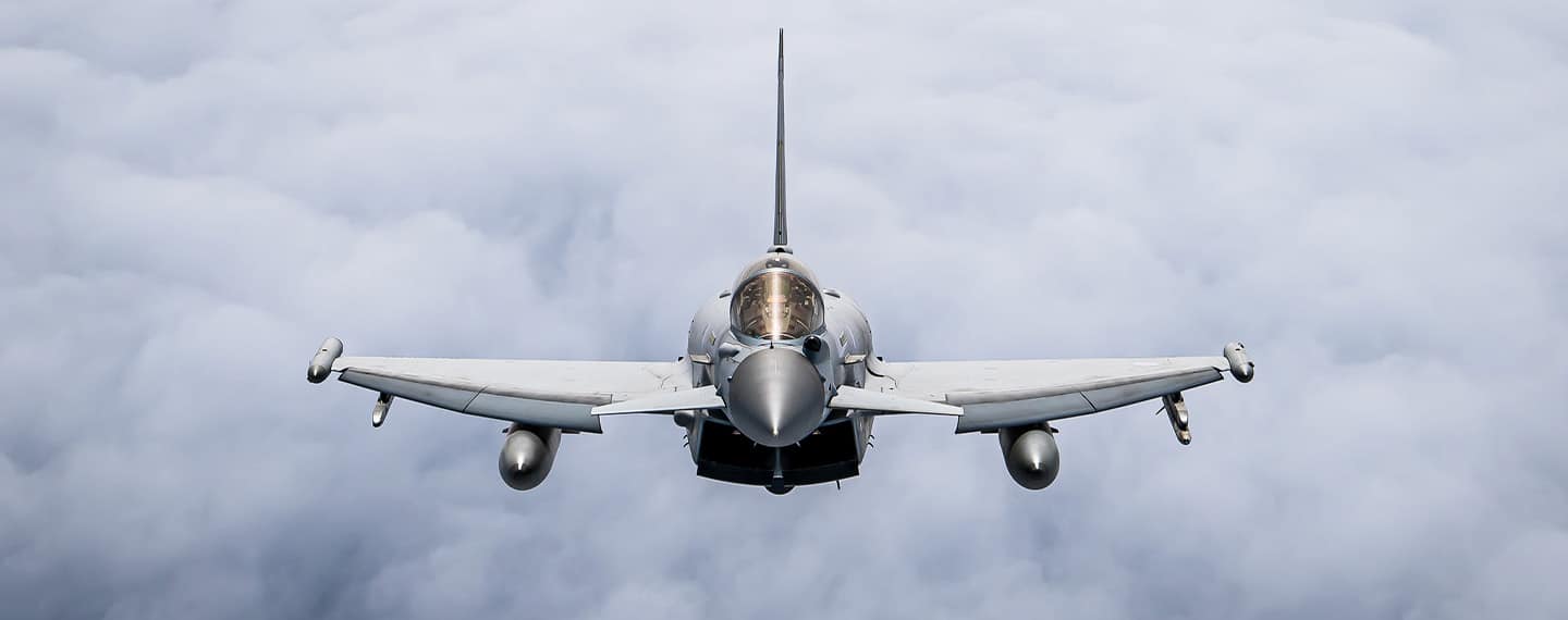 Inversiones en defensa. Un Eurofighter Typhoon británico sobrevuela el mar Báltico