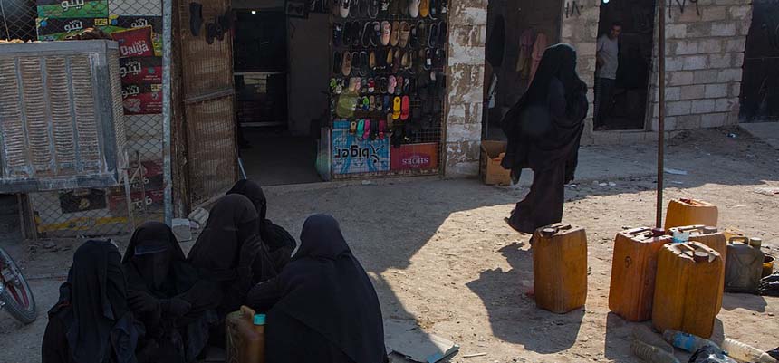 Repatriación de mujeres. Un grupo de mujeres en el campo de Al Hol en el noroeste de Siria en 2019