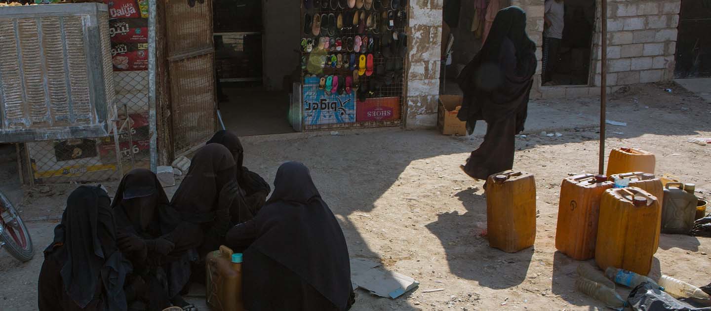 Movilización de mujeres. Un grupo de mujeres en el campo de Al Hol en el noroeste de Siria en 2019