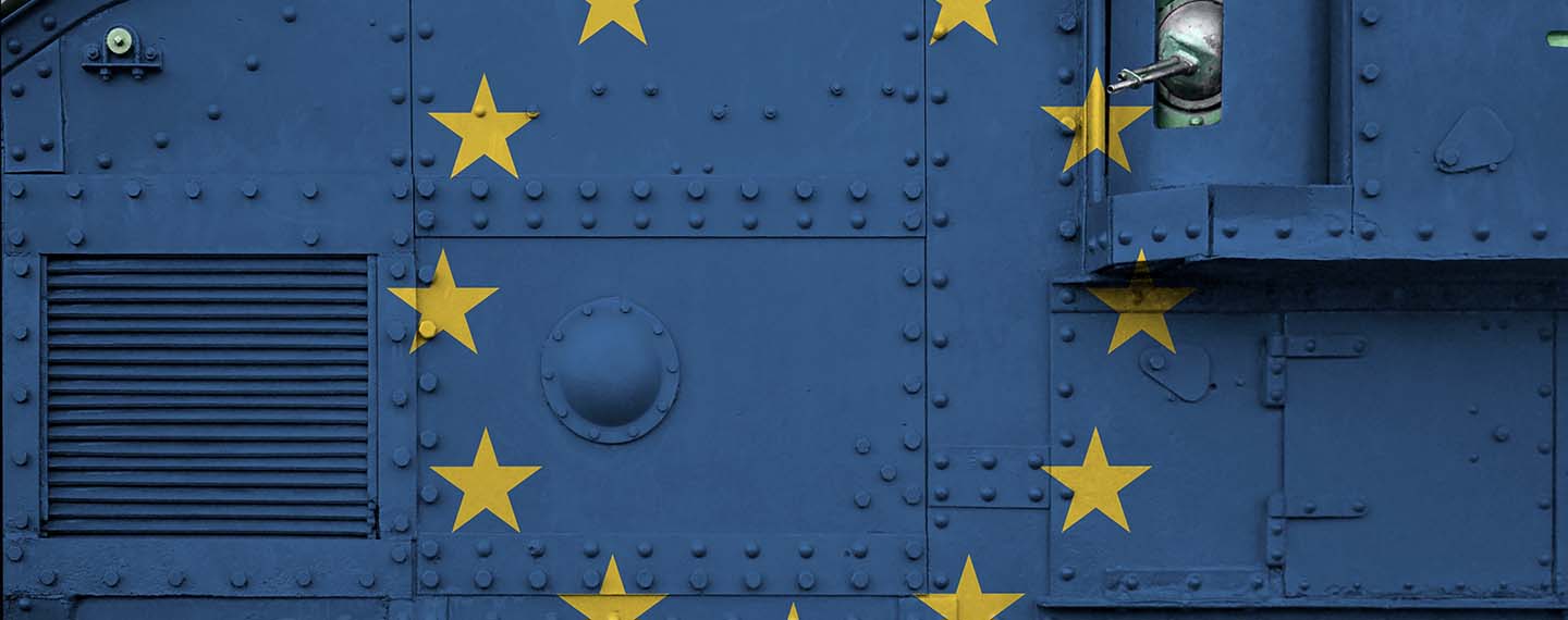 Comisión Europea. Bandera de la Unión Europea en la parte lateral del tanque blindado militar