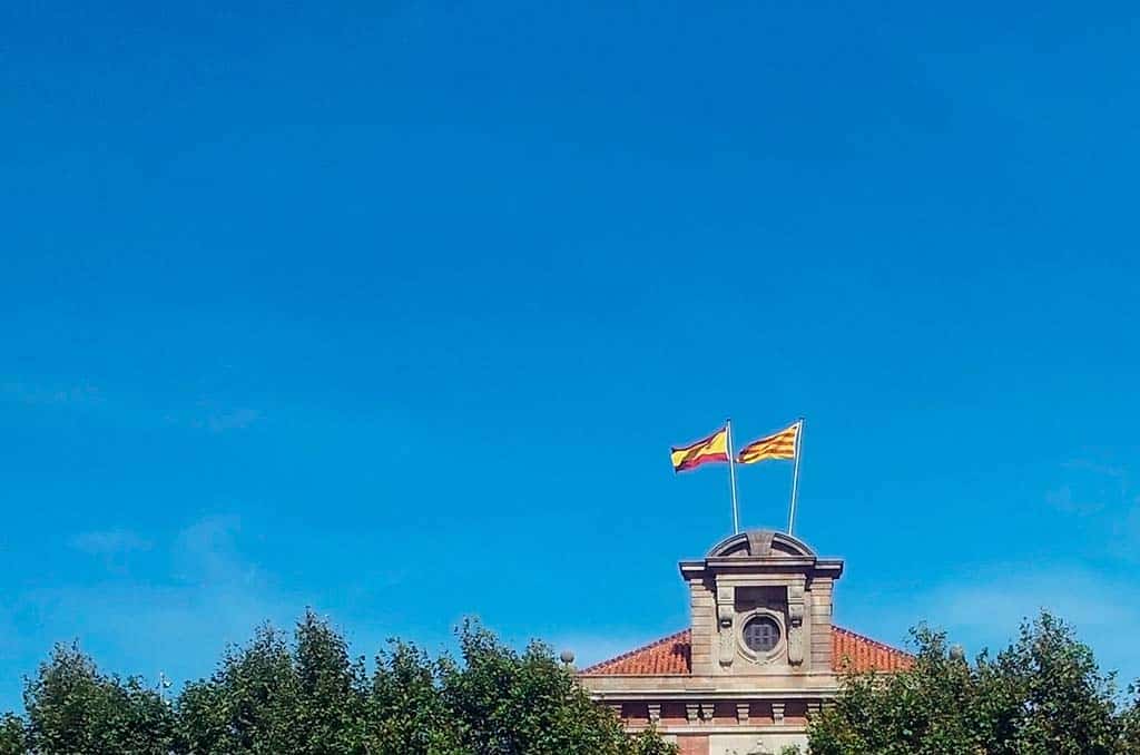 Especial El conflicto independentista en Cataluña. Banderas de España y Cataluña en la torre del Parlament de Catalunya. Foto: toniher (CC BY-SA)