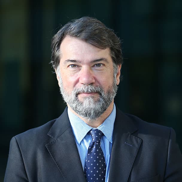 Pedro Alonso Fernández es catedrático en la Facultad de Medicina y Ciencias de la Salud de la Universidad de Barcelona. Miembro del Consejo Científico del Real Instituto Elcano