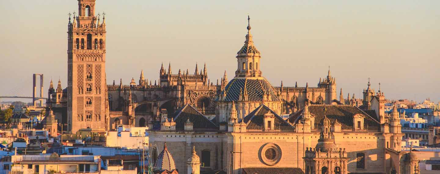 Sistema de Indicadores de la Distancia entre Imagen y Realidad (SIDR). La Catedral de Santa María de Sevilla con la Giralda al atardecer
