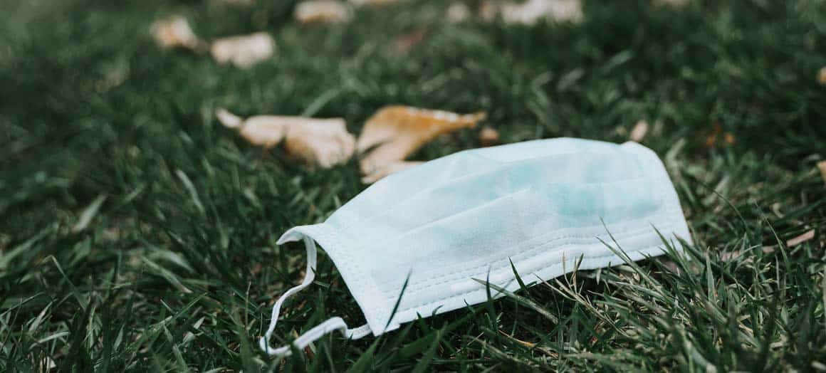 El mundo tras la pandemia. Una mascarilla quirúrgica en el césped