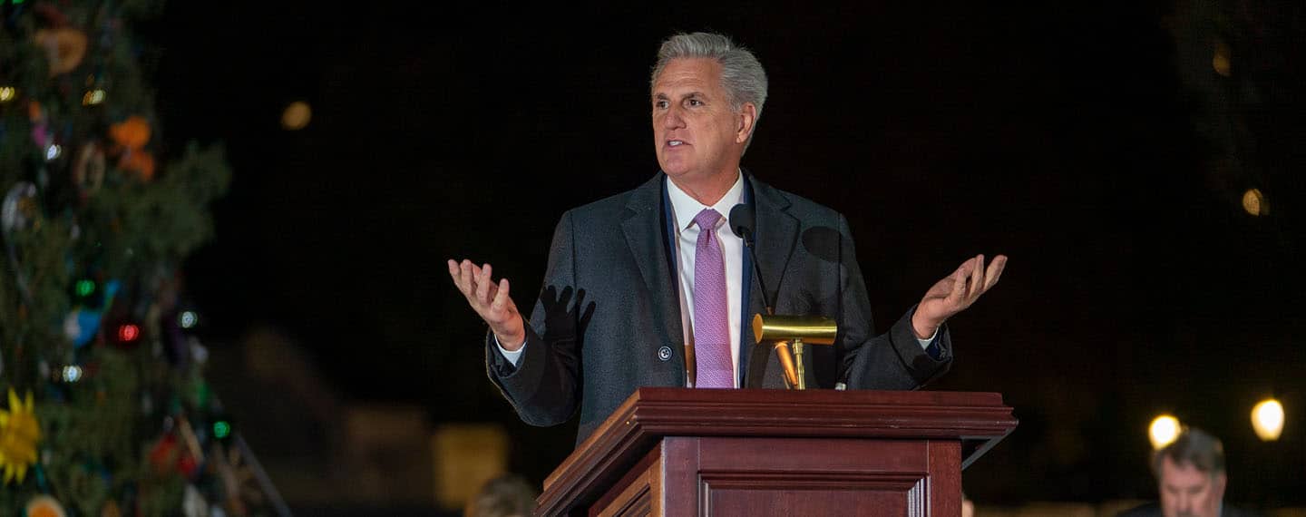 EEUU ahonda en su disfuncionalidad institucional. Kevin McCarthy pronuncia un discurso en la ceremonia de iluminación del Árbol de Navidad del Capitolio en Washington DC (1/12/2021)