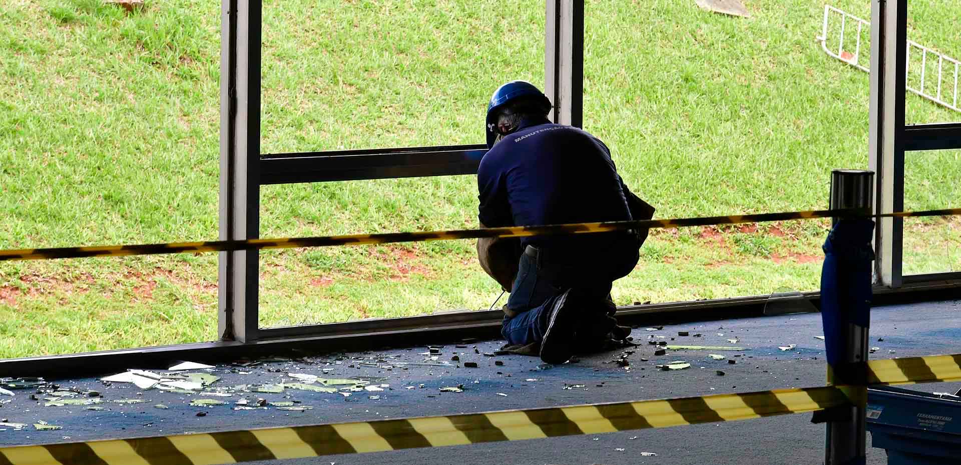 Crisis en Brasil. Personal del equipo de mantenimiento repara parte de los daños en los predios del Congreso Nacional tras los sucesos del 8 de enero en la Plaza de los Tres Poderes en Brasilia