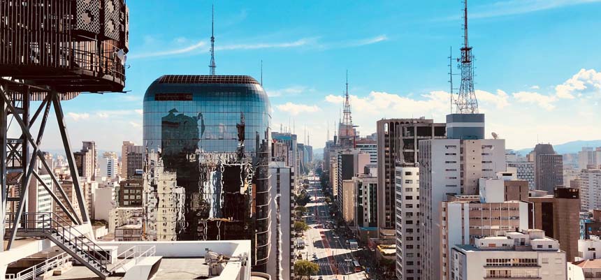América Latina: retos políticos y económicos. Av. Paulista, el centro financiero de la ciudad de Sao Paulo (Brasil)