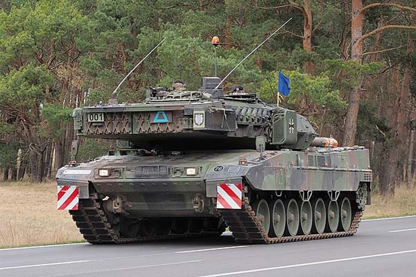 Tanque de combate Leopard 2 A7V de las Fuerzas Armadas alemanas de la 37ª Brigada Panzergrenadier en la carretera durante el ejercicio militar “Espada Wettin” (abril de 2022)