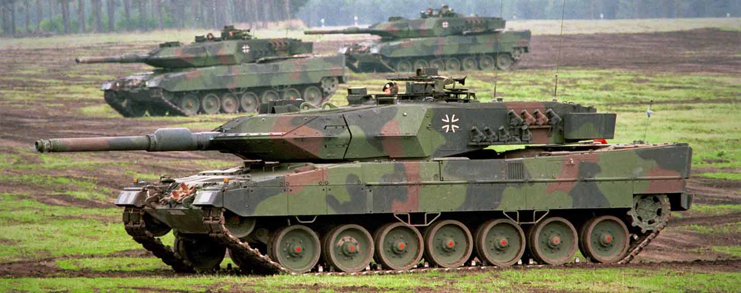 Carros de combate Leopard 2A5 durante una demostración de enseñanza y combate