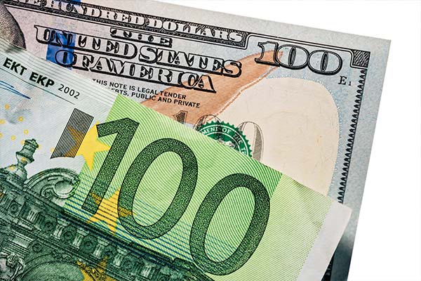 Ley de Reducción de la Inflación. Billetes de cien dólares y cien euros