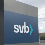 El cartel delante del aparcamiento de una oficina del Silicon Valley Bank (SVB) Financial Group en Santa Clara, California, junto a la sede central
