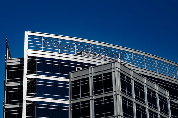 Imagen del edificio de metal y cristal sede del Silicon Valley Bank en Tempe, Arizona, Estados Unidos