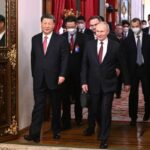 Vladimir Putin (centro) y Xi Jinping (a la izquierda) antes del inicio de las conversaciones entre Rusia y China en formato restringido el 21 de marzo de 2023 en Moscú