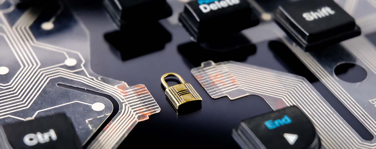 Imagen de concepto de ciberseguridad. Candado sobre el fondo de una placa base de ordenador