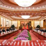 Foto de la reunión mantenida entre el presidente del Gobierno, Pedro Sánchez, y el presidente de la República Popular China, y sus delegaciones en una sala de reuniones oficial en Pekín (31/03/2023)