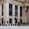 Inflación y estabilidad financiera, Personas cruzando la calle en un semáforo frente al edificio de la sede del Banco de la Reserva Federal en Chicago, Illinois (EEUU)