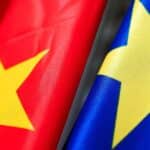 Relaciones UE-China. Foto del detalle de las banderas de China y de la Unión Europea, enfocada en las estrellas amarillas de cada una