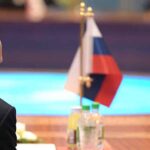 Política exterior de Rusia. Vladimir Putin (a la izquierda) y Serguéi Lavrov (a la derecha) sentados de espaldas en la reunión del Consejo de Jefes de Estado de la Comunidad de Estados Independientes (CEI) en Ashgabat, Turkmenistán en 2019