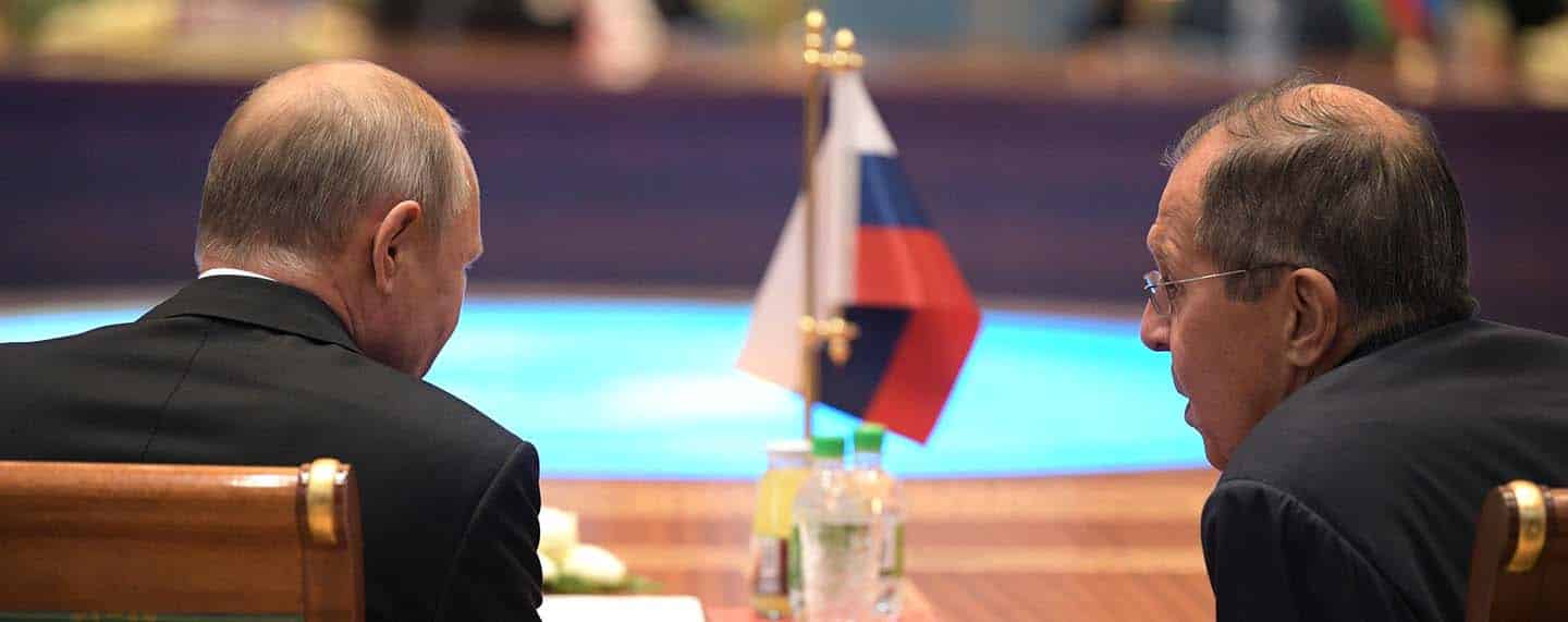 Política exterior de Rusia. Vladimir Putin (a la izquierda) y Serguéi Lavrov (a la derecha) sentados de espaldas en la reunión del Consejo de Jefes de Estado de la Comunidad de Estados Independientes (CEI) en Ashgabat, Turkmenistán en 2019