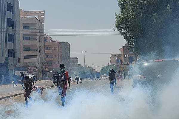 Grupo de manifestantes en las calles de Jartum, capital de Sudán, durante las protestas civiles en 2022