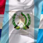 Claves electorales en América Latina. Banderas oficiales de Guatemala, Paraguay y Argentina sobre un fondo con papeletas y sobres electorales