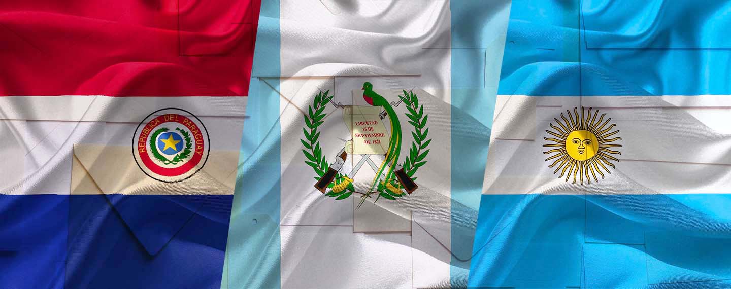 Claves electorales en América Latina. Banderas oficiales de Guatemala, Paraguay y Argentina sobre un fondo con papeletas y sobres electorales